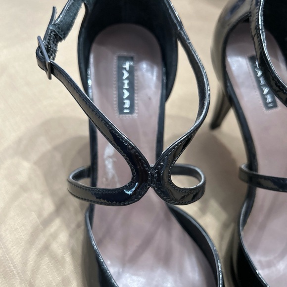 Shiny Black Tahari Staley Pumps Sz 8 - Picture 5 of 7